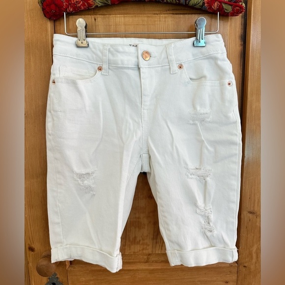 🎉Time And Tru White Denim Shorts Size 4 Distressed - Picture 1 of 10